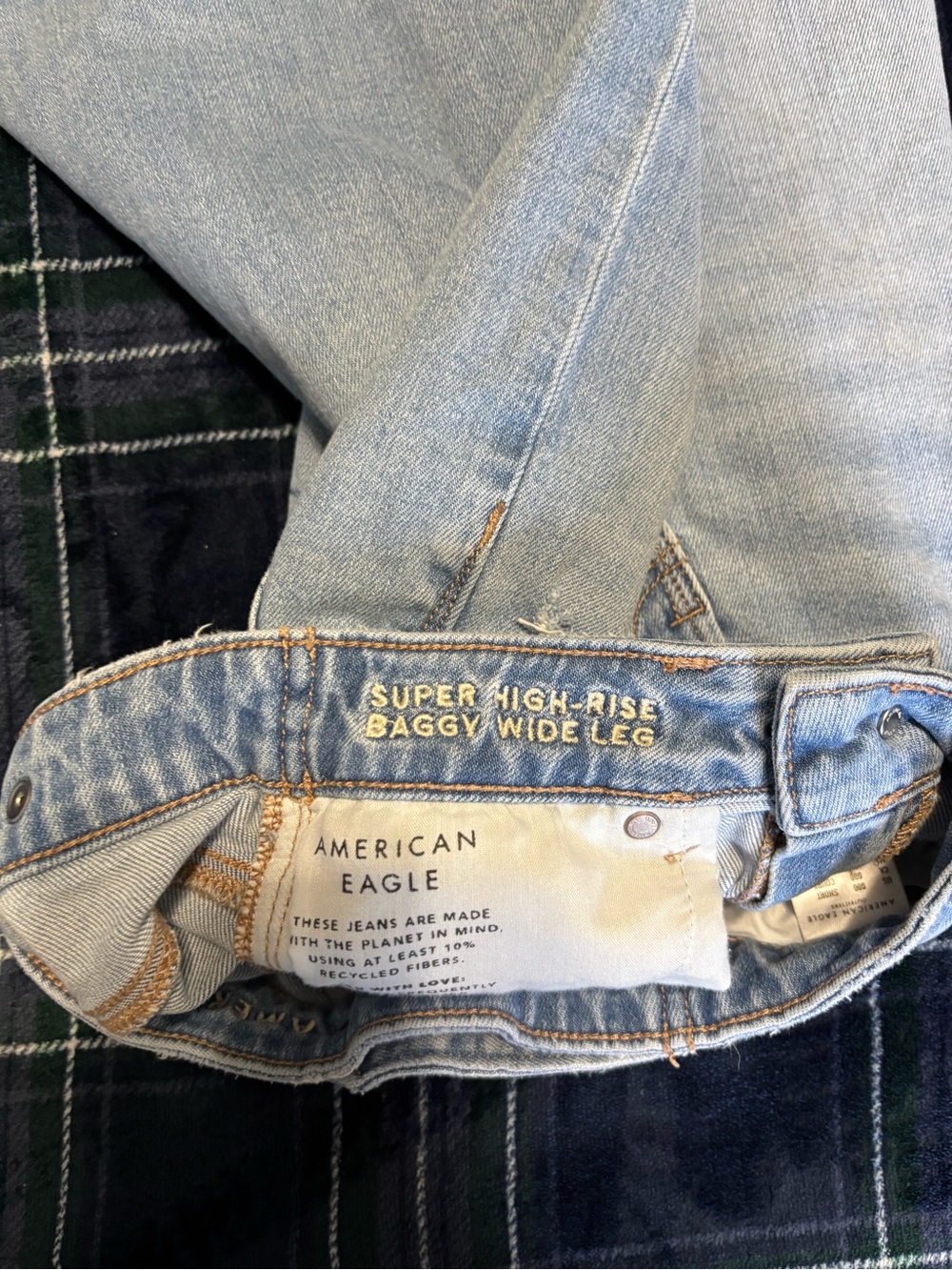 American Eagle light wash super high rise baggy jeans. Size 000 short. - Picture 7 of 9